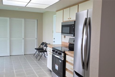 Condo in Pinellas Park, Florida, 2 bedrooms № 2353522 - photo 10