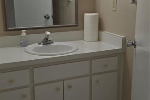 Condo in Pinellas Park, Florida, 2 bedrooms № 2353522 - photo 6