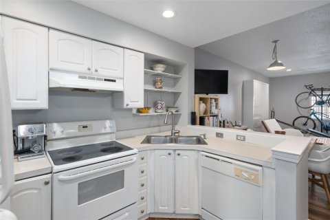 Condo in Saint Petersburg, Florida, 1 bedroom  № 2337311 - photo 16