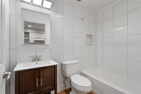 Condo in Saint Petersburg, Florida, 1 bedroom  № 2337311 - photo 18