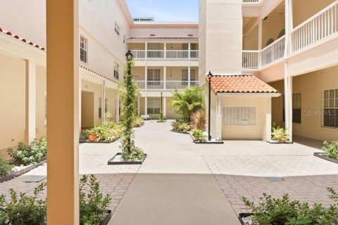 Condo in Saint Petersburg, Florida, 1 bedroom  № 2337311 - photo 29
