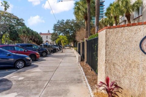 Condo in Saint Petersburg, Florida, 1 bedroom  № 2337311 - photo 9