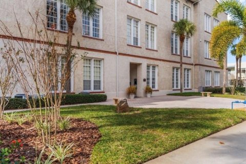 Condo in Saint Petersburg, Florida, 1 bedroom  № 2337311 - photo 5