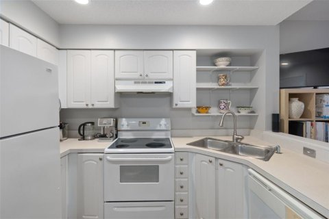 Condo in Saint Petersburg, Florida, 1 bedroom  № 2337311 - photo 17