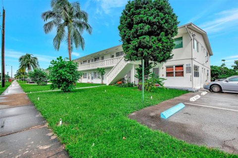 Condominio en venta en Miami Gardens, Florida, 1 dormitorio, 66.43 m2 № 1604091 - foto 2