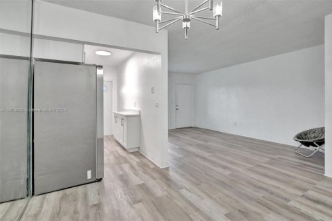 Condominio en venta en Miami Gardens, Florida, 1 dormitorio, 66.43 m2 № 1604091 - foto 13