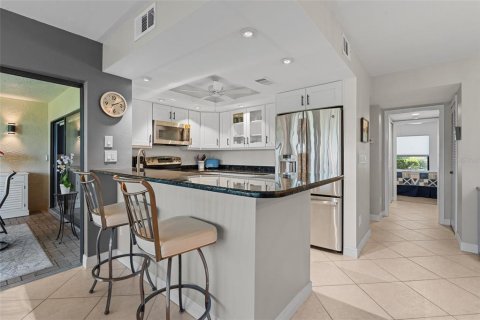 Condo in Fort Myers, Florida, 2 bedrooms  № 2239629 - photo 5