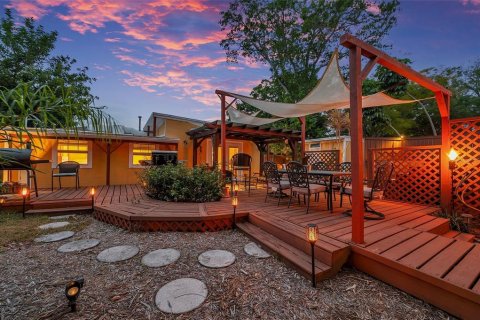House in Saint Petersburg, Florida 3 bedrooms, 148.64 sq.m. № 1828411 - photo 2