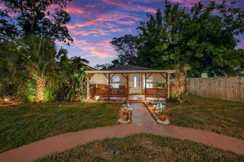 House in Saint Petersburg, Florida 3 bedrooms, 148.64 sq.m. № 1828411 - photo 1