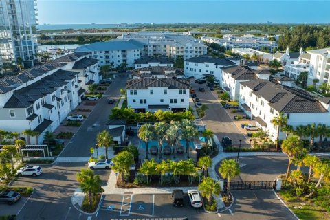 Adosado en venta en Tampa, Florida, 4 dormitorios, 265.05 m2 № 2272945 - foto 3