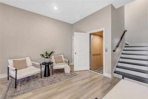 Adosado en venta en Tampa, Florida, 4 dormitorios, 265.05 m2 № 2272945 - foto 7