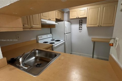 Condo in Miami, Florida, 1 bedroom  № 1973803 - photo 4