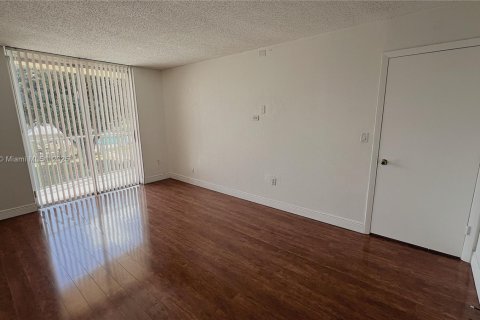 Condo in Miami, Florida, 1 bedroom  № 1973803 - photo 12