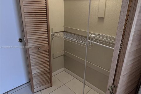 Condo in Miami, Florida, 1 bedroom  № 1973803 - photo 10