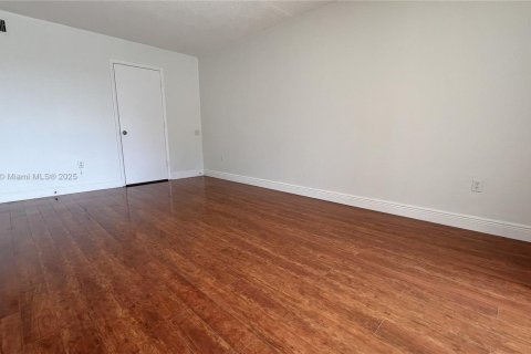 Condo in Miami, Florida, 1 bedroom  № 1973803 - photo 11