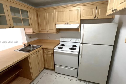 Condo in Miami, Florida, 1 bedroom  № 1973803 - photo 5
