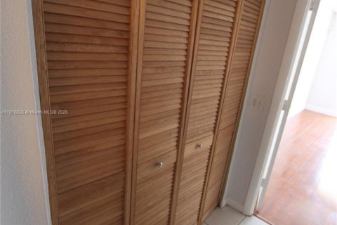 Condo in Miami, Florida, 1 bedroom  № 1973803 - photo 9