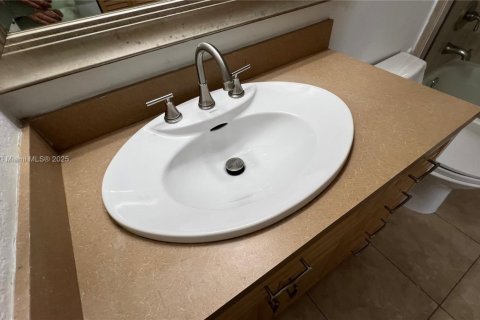 Condo in Miami, Florida, 1 bedroom  № 1973803 - photo 16