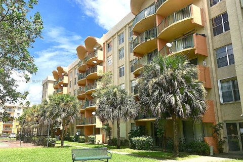 Condo in Miami, Florida, 1 bedroom  № 1973803 - photo 1