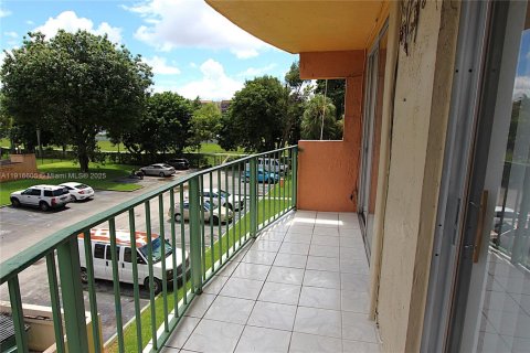 Condo in Miami, Florida, 1 bedroom  № 1973803 - photo 8