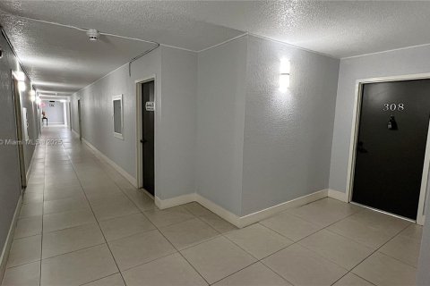 Condo in Miami, Florida, 1 bedroom  № 1973803 - photo 2