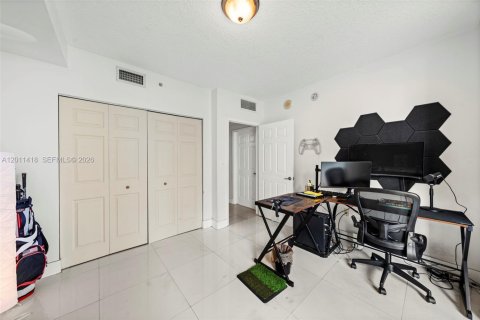 Condo in Miami, Florida, 3 bedrooms № 2075194 - photo 16