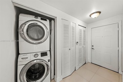 Condo in Miami, Florida, 3 bedrooms № 2075194 - photo 28