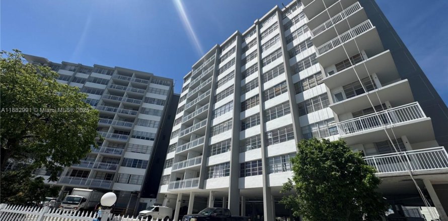 Apartamento en North Miami Beach, Florida 1 dormitorio, 73.39 m2 № 1932391