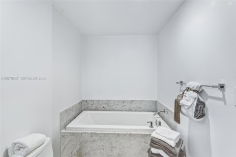 Condo in Miami, Florida, 1 bedroom  № 2351289 - photo 20