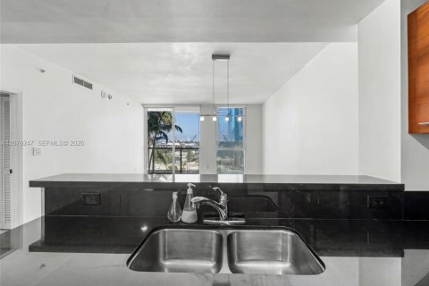 Condo in Miami, Florida, 1 bedroom  № 2351289 - photo 13