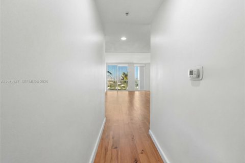 Condo in Miami, Florida, 1 bedroom  № 2351289 - photo 7