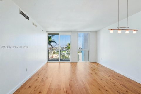 Condo in Miami, Florida, 1 bedroom  № 2351289 - photo 2