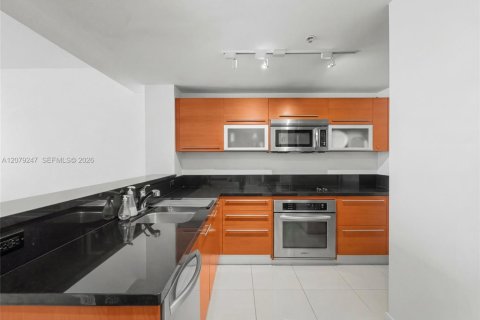 Condo in Miami, Florida, 1 bedroom  № 2351289 - photo 12