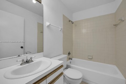 Condo in Oakland Park, Florida, 2 bedrooms  № 1804622 - photo 10