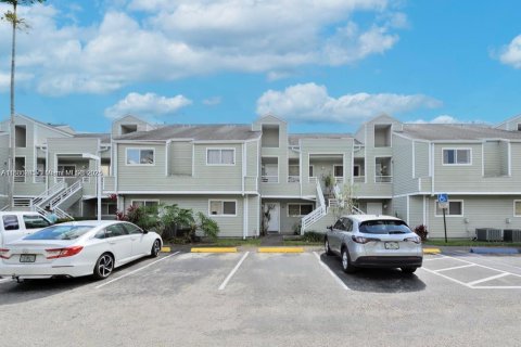 Condo in Oakland Park, Florida, 2 bedrooms  № 1804622 - photo 1