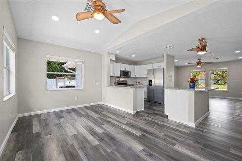 House in Port Charlotte, Florida 2 bedrooms, 117.89 sq.m. № 1810670 - photo 15