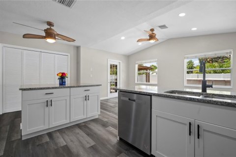 House in Port Charlotte, Florida 2 bedrooms, 117.89 sq.m. № 1810670 - photo 12