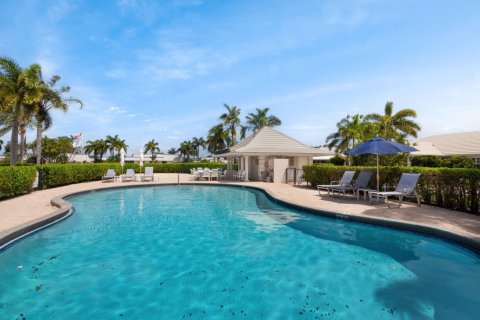 House in Atlantis, Florida 3 bedrooms, 202.43 sq.m. № 1080728 - photo 1