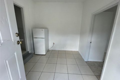 Immobilier commercial à louer à Miami, Floride: 151.34 m2 № 2079106 - photo 3