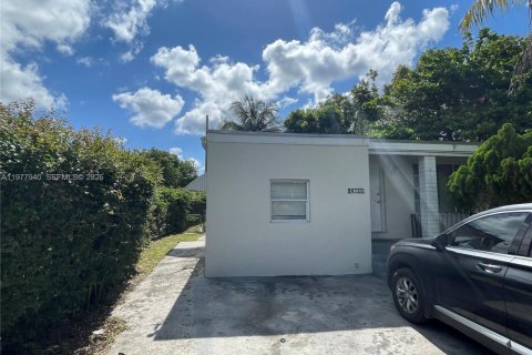 Propiedad comercial en Miami, Florida 151.34 m2 № 2079106
