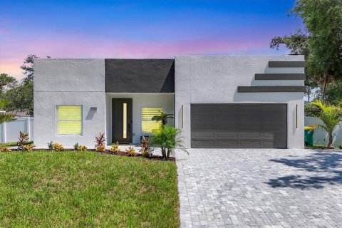 Casa en venta en Port Charlotte, Florida, 5 dormitorios, 213.12 m2 № 1856420 - foto 1