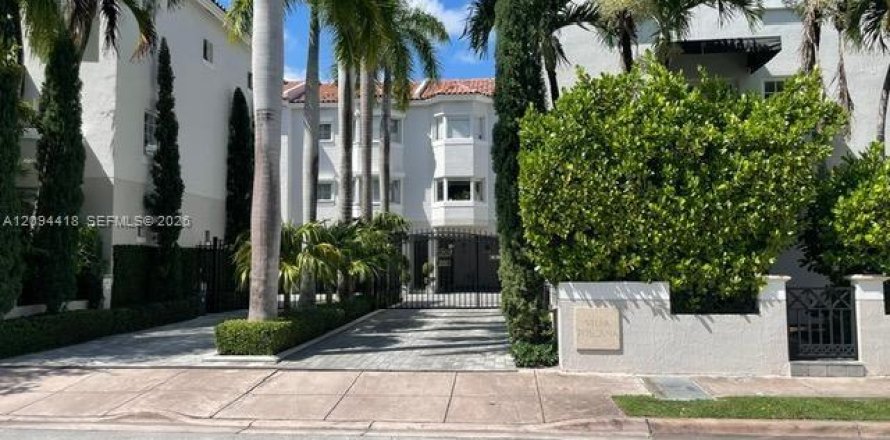 Townhouse in Coral Gables, Florida 2 bedrooms, 130.06 sq.m. № 2383145