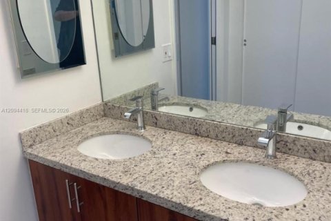 Townhouse in Coral Gables, Florida 2 bedrooms, 130.06 sq.m. № 2383145 - photo 13