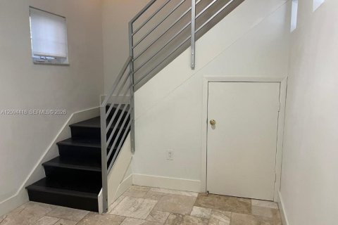Townhouse in Coral Gables, Florida 2 bedrooms, 130.06 sq.m. № 2383145 - photo 2