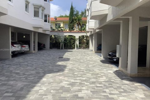 Townhouse in Coral Gables, Florida 2 bedrooms, 130.06 sq.m. № 2383145 - photo 16