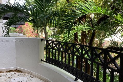 Townhouse in Coral Gables, Florida 2 bedrooms, 130.06 sq.m. № 2383145 - photo 6