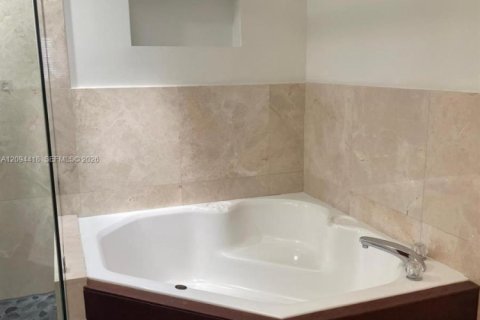 Townhouse in Coral Gables, Florida 2 bedrooms, 130.06 sq.m. № 2383145 - photo 9