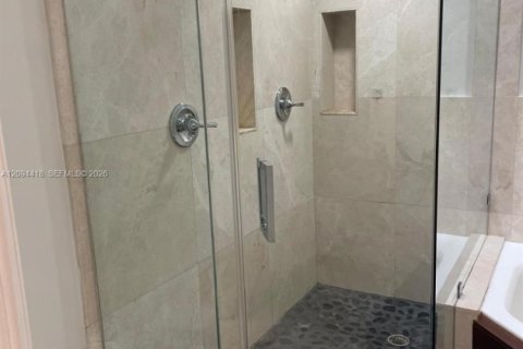 Townhouse in Coral Gables, Florida 2 bedrooms, 130.06 sq.m. № 2383145 - photo 11