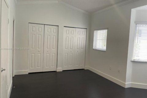 Townhouse in Coral Gables, Florida 2 bedrooms, 130.06 sq.m. № 2383145 - photo 12