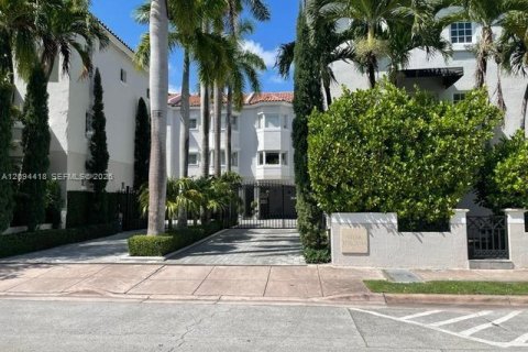 Townhouse in Coral Gables, Florida 2 bedrooms, 130.06 sq.m. № 2383145 - photo 17